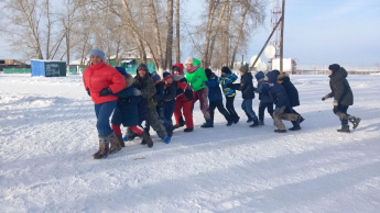 "Зимние забавы" привлекли 25 детей. С большим удовольствием дети оторвались от смартфонов и поучаствовали в конкурсах зимы, а потом попили горячий чай.