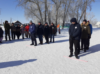 23 февраля  праздник начался с  возложения цветов к памятнику. Была презентована фотовыставка "Наша гордость" об участниках в боевых действиях МО "Ангарский".  А конкурс "Отцы и дети" был захватывающим и поднял всем настроение .